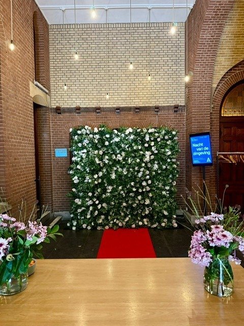 Witte bloemenwand in kerk